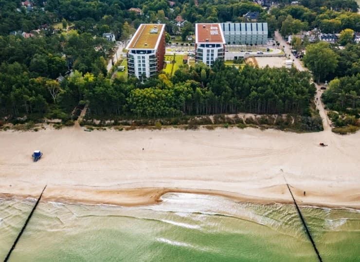 PINEA Resort Pobierowo jest położony tuż przy plazy
