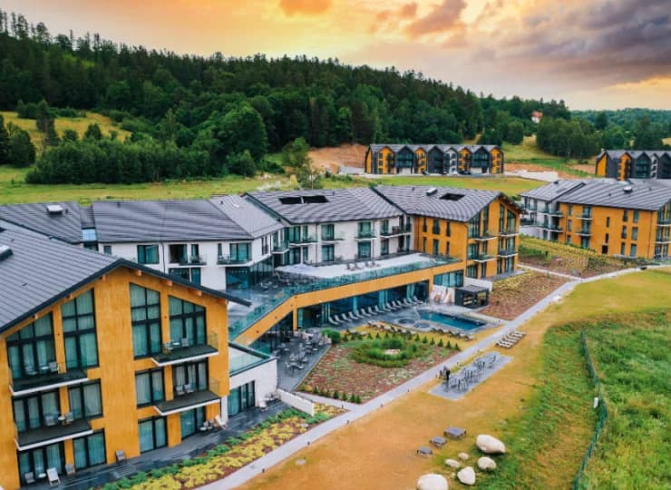 Rozległy teren hotelu zapewnia ciszę, spokój i intymność