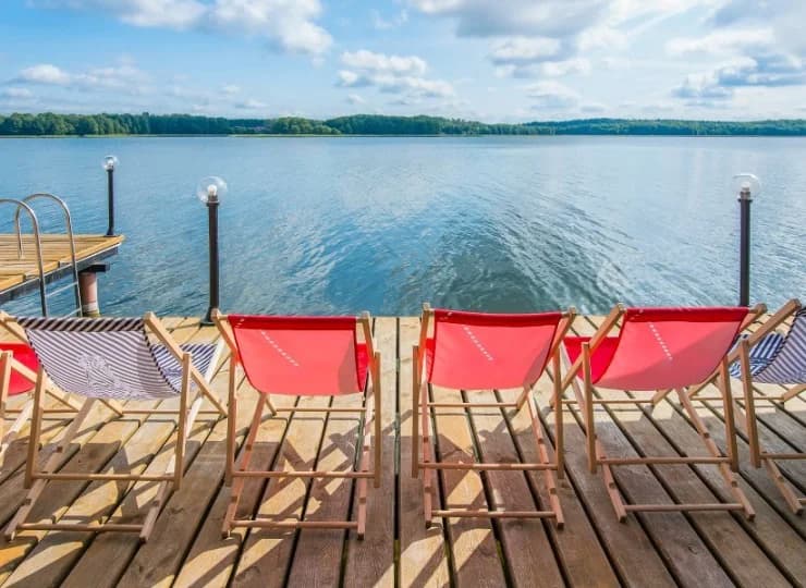 Hotel dysponuje prywatną plażą, pomostem i leżakami dla gości