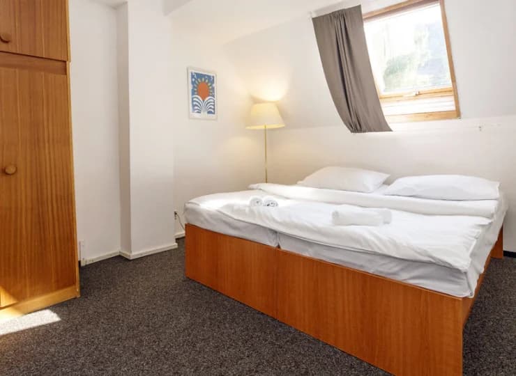 Apartamenty mają dwie odrębne sypialnie oraz sofę