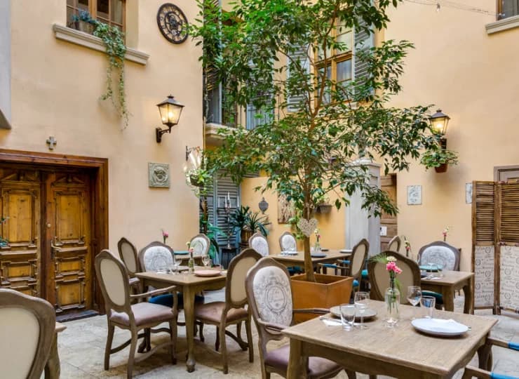 A na wewnętrznym patio utworzono nastrojową salę