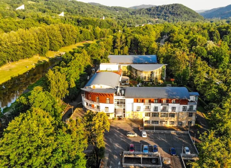 Hotel ten jest położony nad brzegiem Wisły, w zielonej zacisznej okolicy