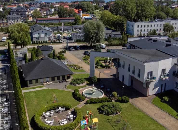 Ferry Resort sąsiaduje z Royal Park Hotel & SPA