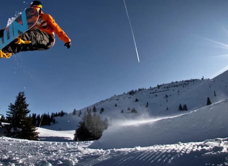 Śnieżny funpark na narciarzy i snowboardzistów