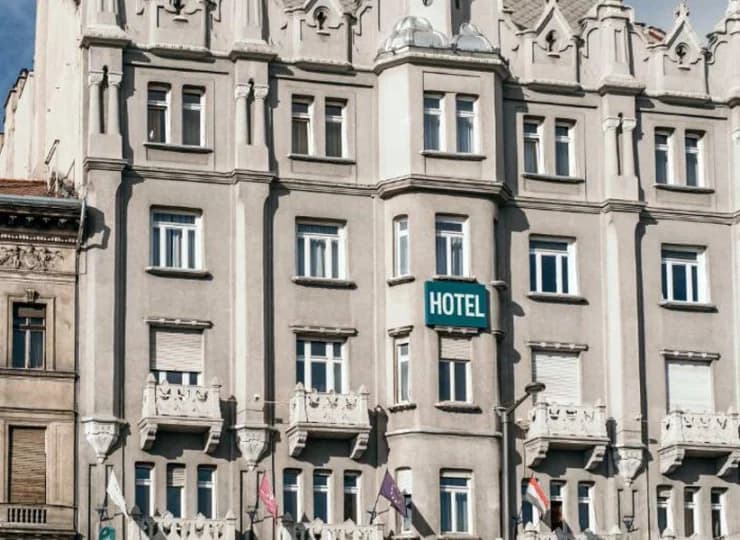 Hotel Baross mieści się minutę spacerem od dworca Keleti
