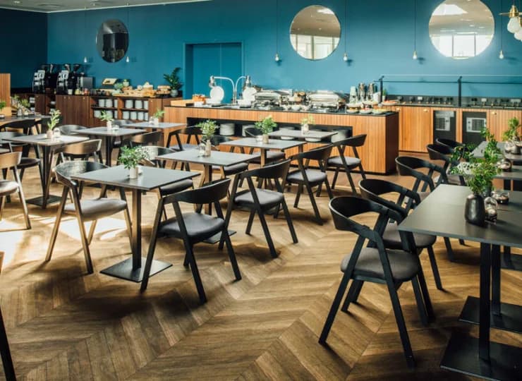 W restauracji On Board są podawane śniadania i obiadokolacje w formie bufetu