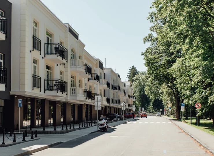 Apartamenty mieszczą się wzdłuż Parku Zdrojowego