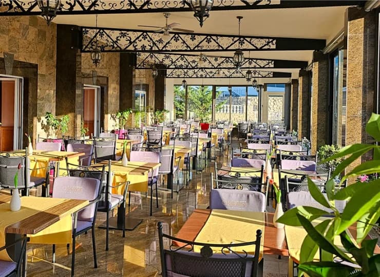 W hotelowej restauracji są podawane śniadania i obiadokolacje