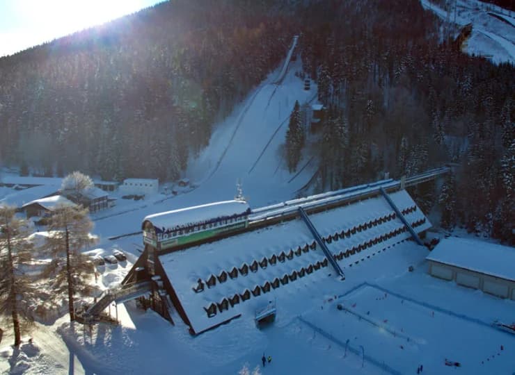 Hotel Skicentrum*** znajduje się tuż obok kompleksu skoczni narciarskich
