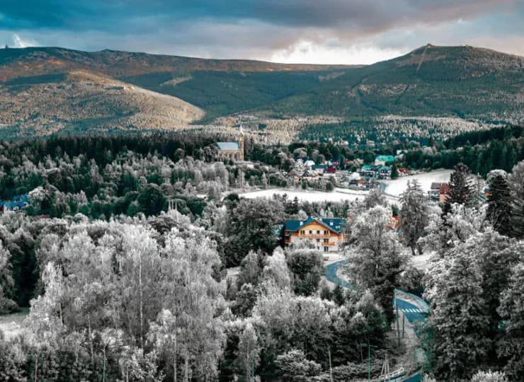 Z hotelu widać główny grzbiet Karkonoszy
