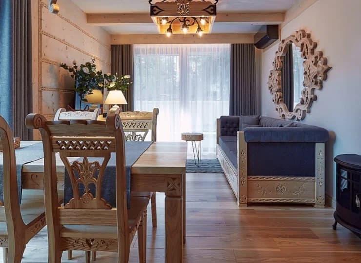 Dekorowany w drewnie apartament nr 3 pozostawia niezapomniane wrażenie