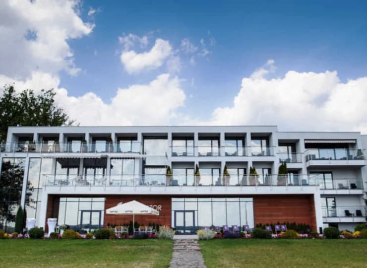 Wokół hotelu utworzono park z trawnikami, kępami wierzb i olsz oraz rzeźbami