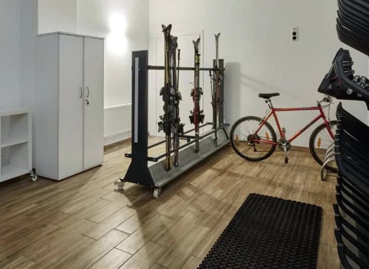W hotelu jest przechowalnia sprzętu sportowego: rowerów i nart