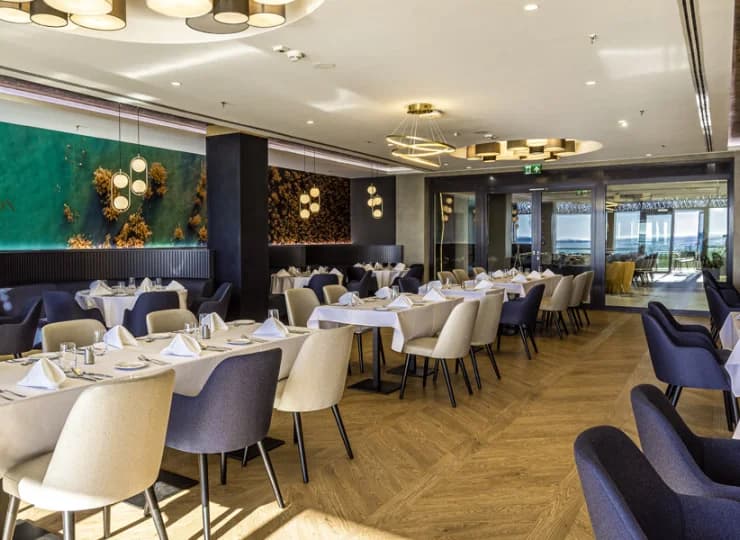 Śniadania i obiadokolacje są organizowane w restauracji bufetowej