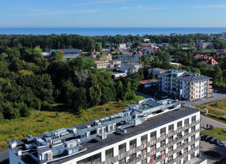 Kompleks jest usytuowany w spokojnej okolicy Mielna, ok. 600 m od plaży