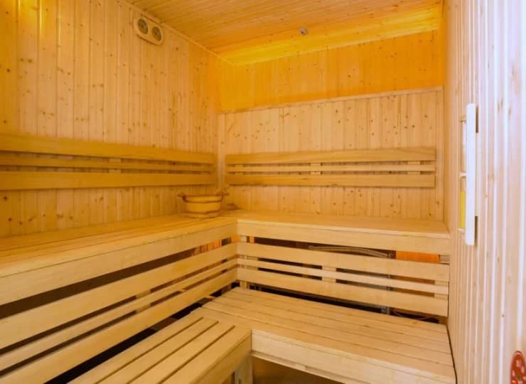 W strefie wellness jest dostępna klimatyczna łaźnia parowa i sauna sucha