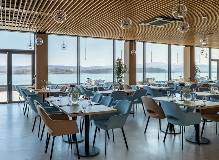 Panorama jeziora towarzyszy gościom nie tylko na basenach, ale i w restauracji