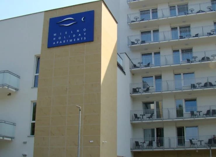 Kilkupiętrowy budynek jest zbudowany w nowoczesnym stylu