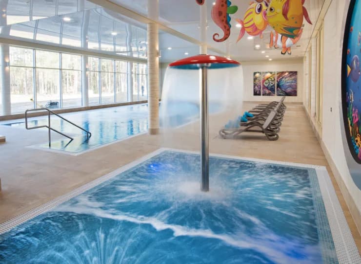 Oraz brodzikiem dla dzieci, jacuzzi i wodnymi atrakcjami