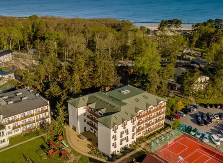 Ośrodek DIUNA jest położony pośród sosnowego lasu, 150 m od plaży