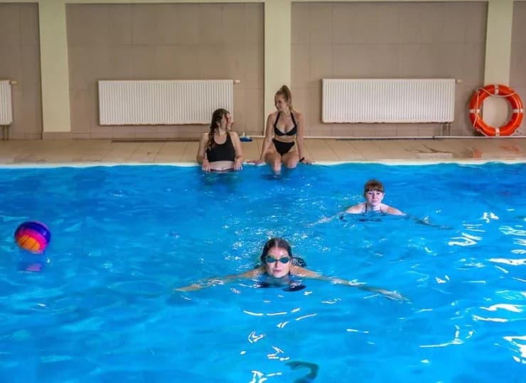 Posiada atrakcyjną strefę rekreacyjną
