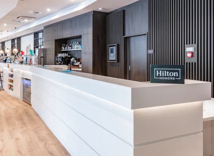 Hotelowa recepcja dostępna jest całodobowo