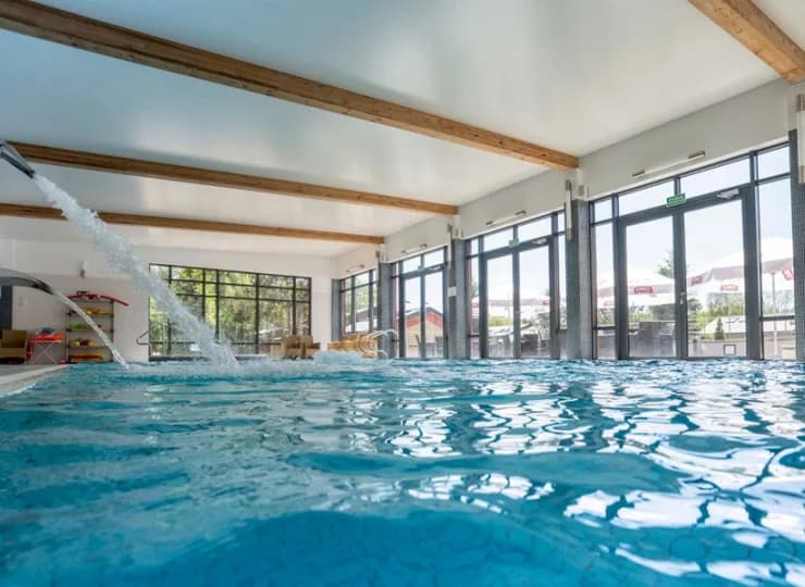 Jacuzzi znajduje się bezpośrednio obok basenu