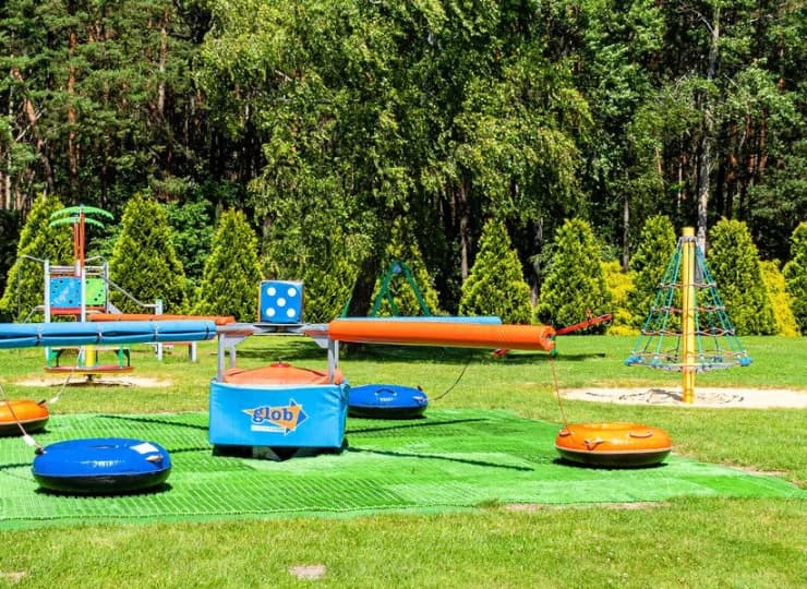 Dla dzieci urządzony jest atrakcyjny plac zabaw