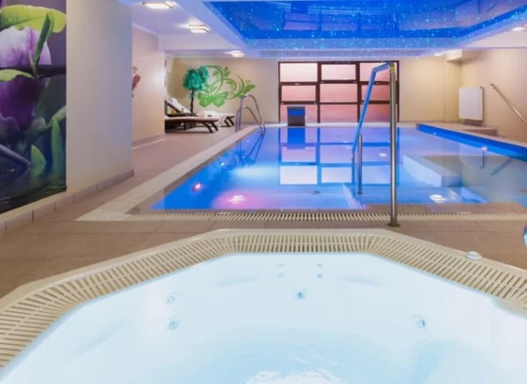 Do atrakcji SPA należy pięknie oświetlony basen i jacuzzi