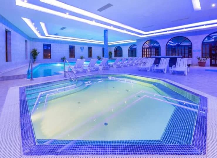 Hotel posiada dwie wewnętrzne strefy wellness - w obu skrzydłach obiektu