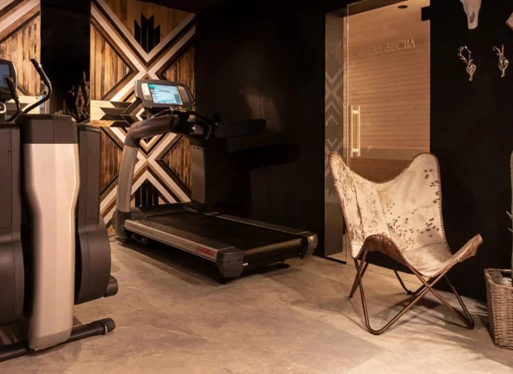 W strefie wellness mieści się sauna sucha oraz kącik fitness
