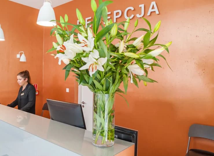 Recepcja służy gościom pomocą przez całą dobę