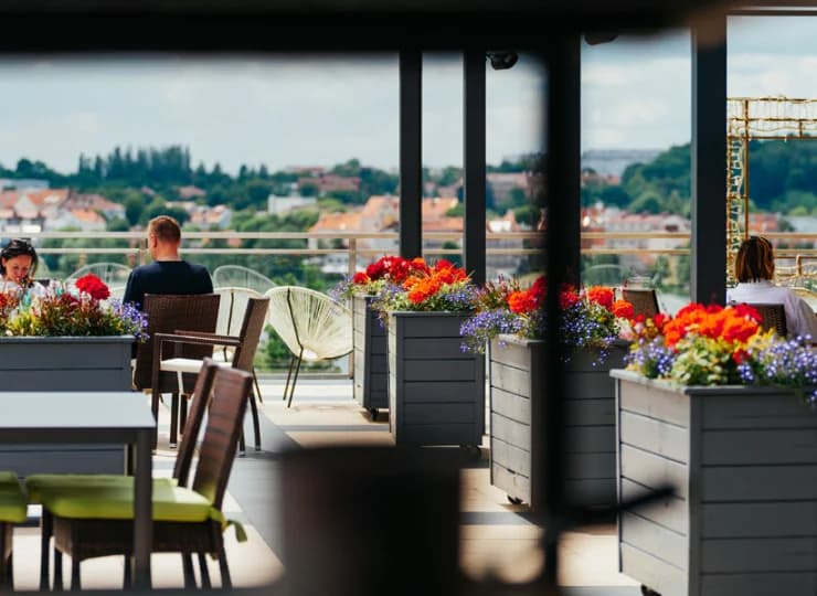 Na dachu hotelu mieści się nastrojowy taras