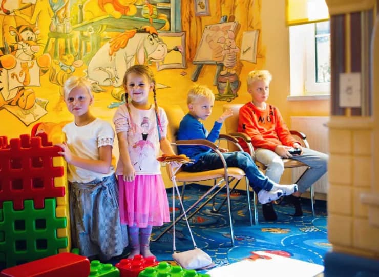 A dla najmłodszych w pełni wyposażoną salę zabaw z kącikiem gier