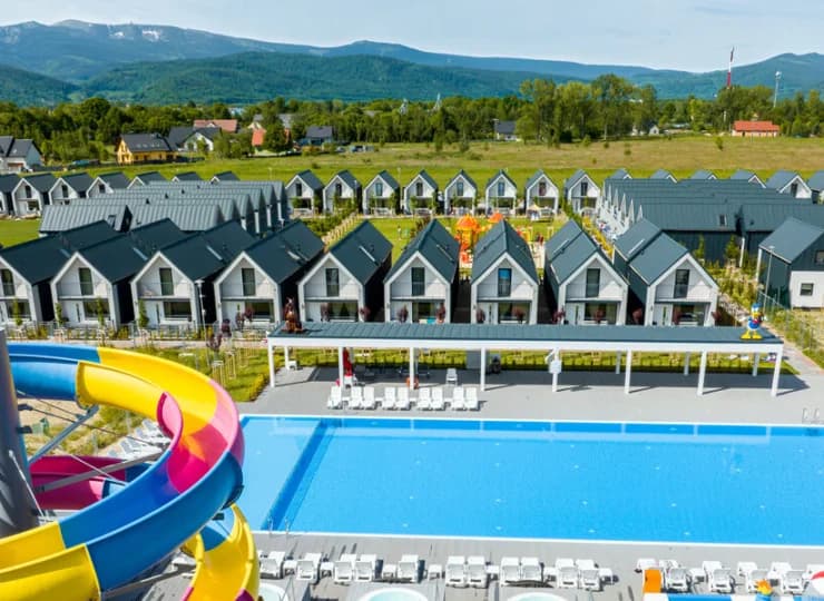 Holiday Park & Resort znajduje w Kotlinie Jeleniogórskiej
