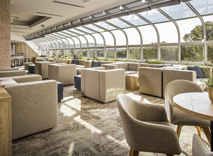W lobby znajduje się przyjemny bar z wielkim przeszkleniem