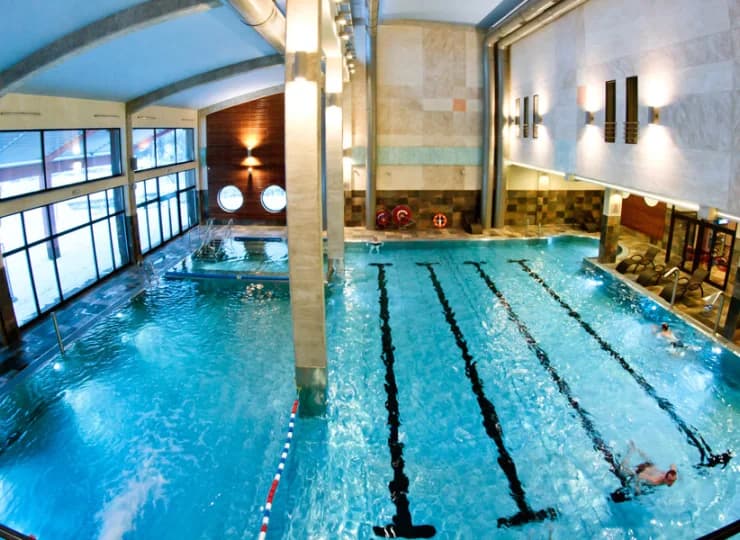 Luksusowy hotel jest bezpośrednio połączony z kompleksem Basenów Mineralnych