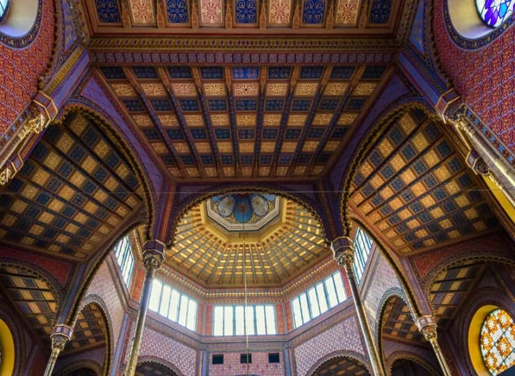 Synagoga ma zachwycające wnętrza, jest imponującą budowlą