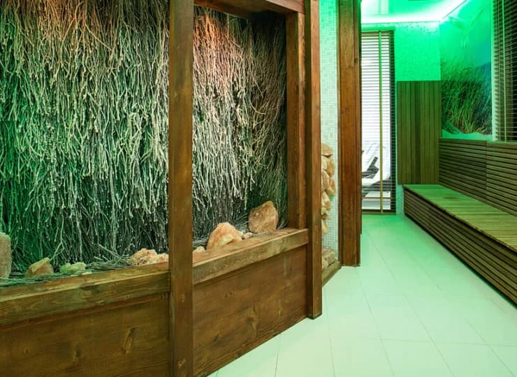 Wśród atrakcji resortu jest nowa tężnia solankowa