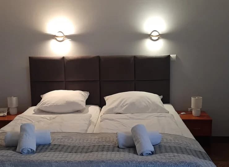Wnętrza są wyposażone w TV, WiFi, minibar, lodówkę, balkon i prywatną łazienkę