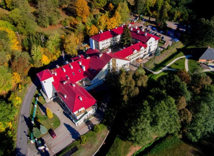 Obiekt jest pięknie wkomponowany w okoliczną przyrodę