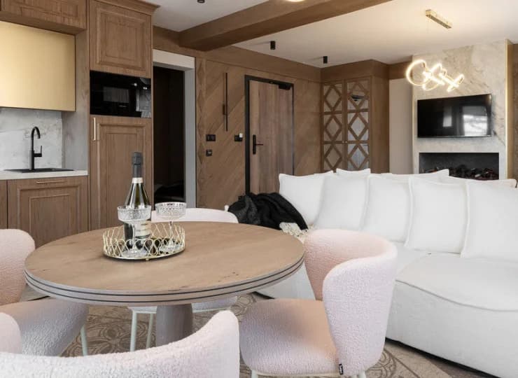 Salon apartamentu Złote Turnie jest połączony z aneksem kuchennym