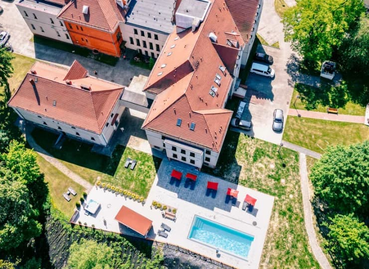 Hotel Niemcza na Dolnym Śląsku z basenem zewnętrznym i wewnętrznym