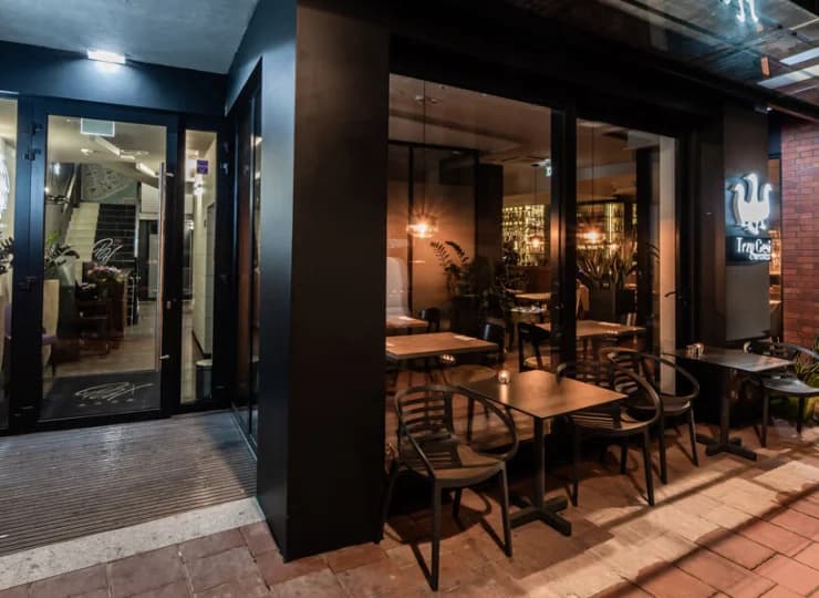 Hotel sąsiaduje z kawiarniami, barami, restauracjami, klubami