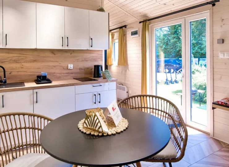 Domek Exclusive nr 1 posiada salon z kuchnią i 2 odrębne sypialni