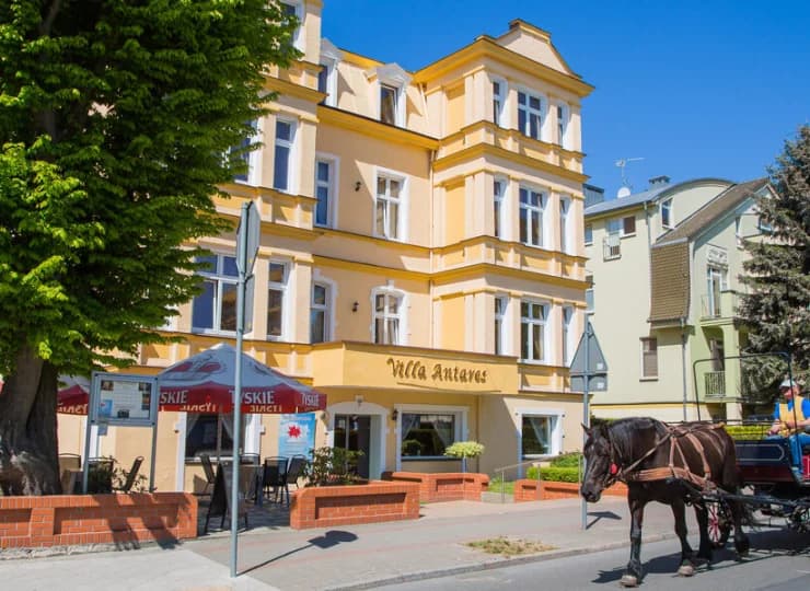 Villa Antares oferuje noclegi w 2 budynkach przy tej samej ulicy