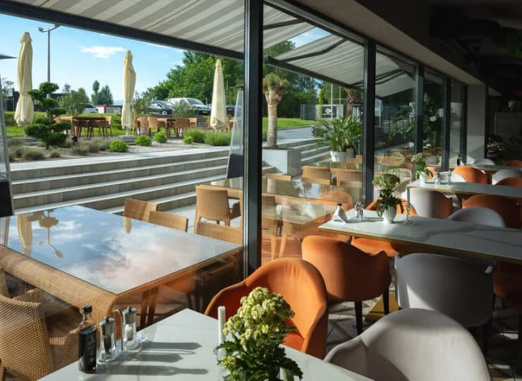 Latem restauracja jest otwarta na zewnętrzny taras