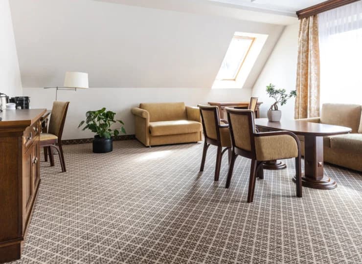 Apartament posiada sypialnię oraz salon z zestawem wypoczynkowym