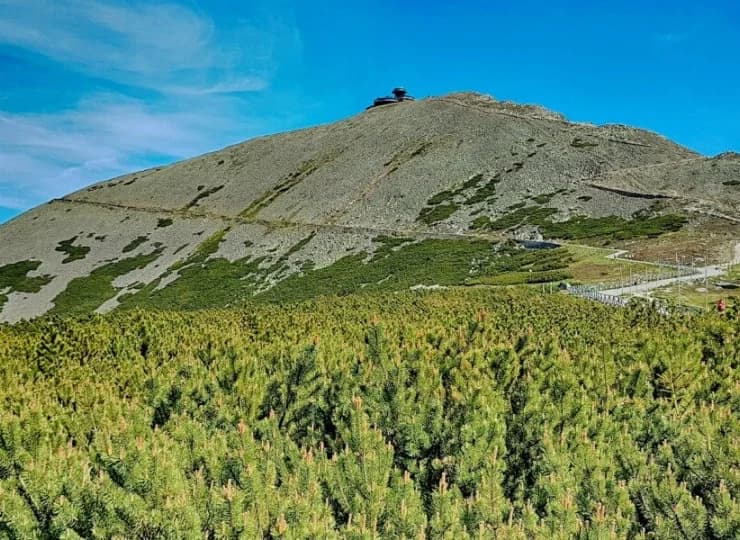 200 m od obiektu przebiega Główny Szlak Sudecki