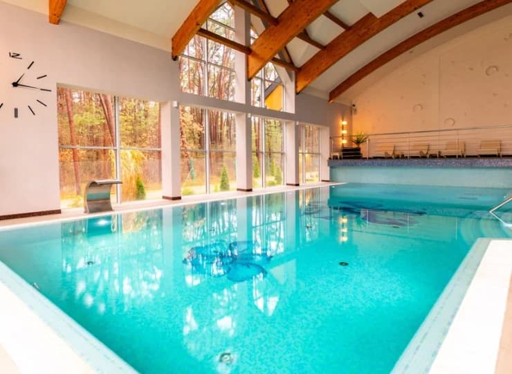 Dostępne jest jacuzzi, basen, sauna sucha, łaźnia parowa oraz grota aromatyczna